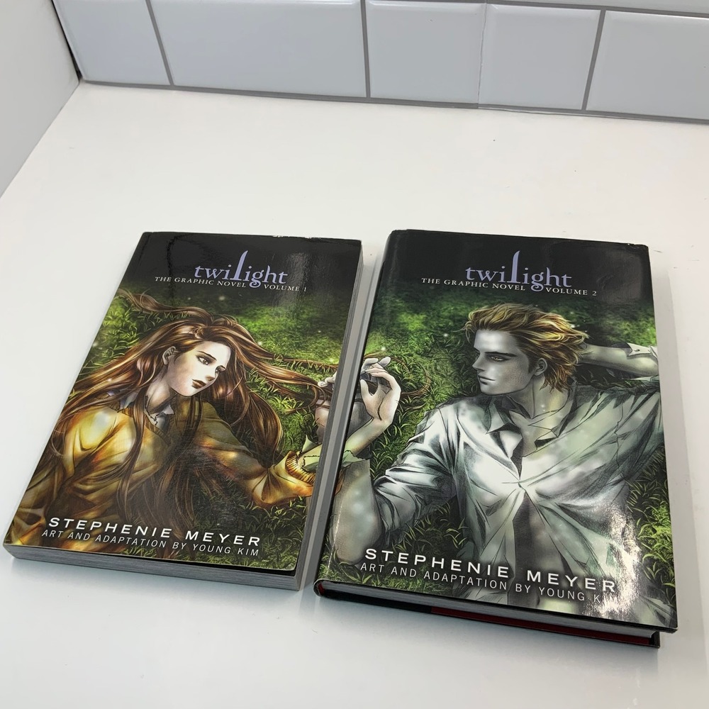 Twilight The Graphic Novel Volume 1 & 2 Stephenie Meyer Young Kim Yen Press Set